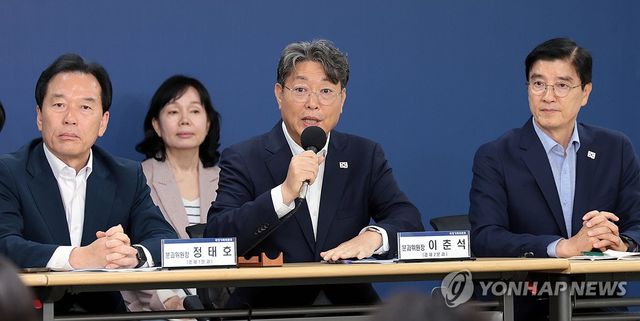 질문에 답하는 이춘석 경제2분과 위원장