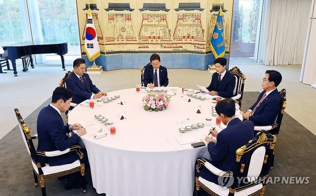 국민의힘 비대위원장 발언 듣는 이재명 대통령