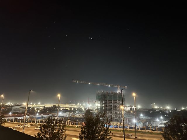 볼레 공항 주변 야경도 신축 건물과 타워크레인