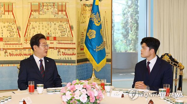 이재명 대통령, 김용태 국민의힘 비대위원장과 대화