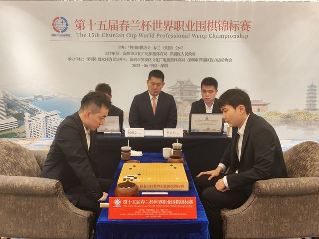 박정환(오른쪽) 9단이 춘란배 결승 2국에서 양카이원 9단에게 승리했다.