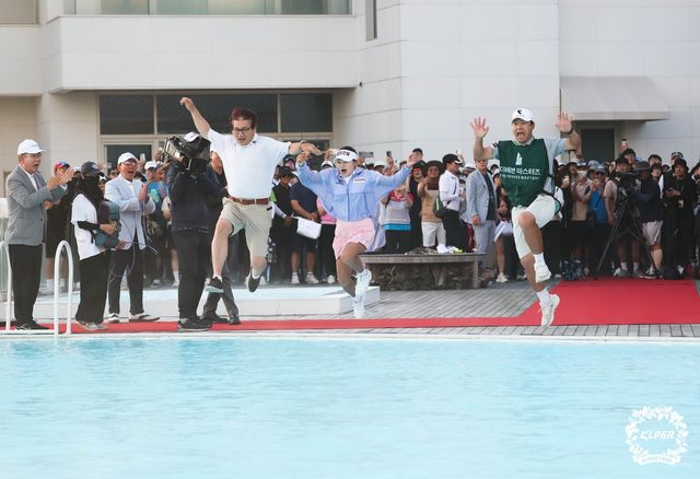 수영장에 뛰어드는 노승희와 부친, 캐디.