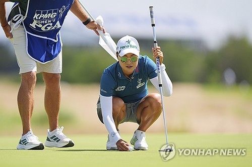 퍼팅 라인을 맞추는 이민지.