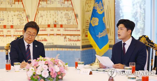 국민의힘 비대위원장 발언 듣는 이재명 대통령