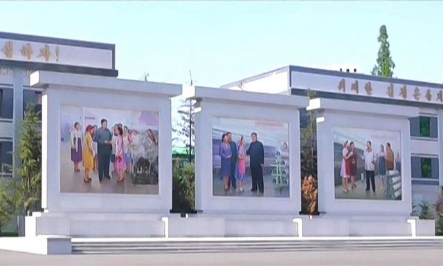 북한 김정은 모자이크 벽화, 김일성·김정일 사이에 설치