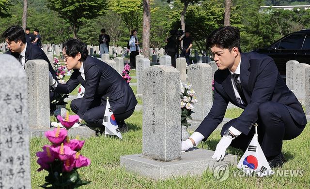 6·25 참전용사 묘역정화 봉사활동하는 김용태 비상대책위원장