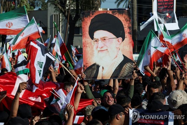 이란 최고지도자 아야톨라 알리 하메네이 포스터