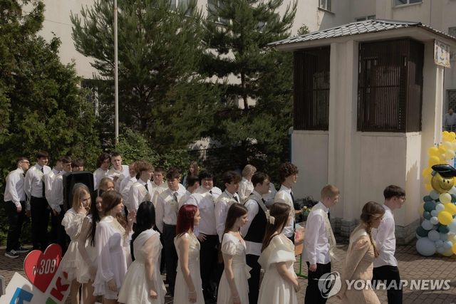 우크라이나 키이우 한 학교 졸업식