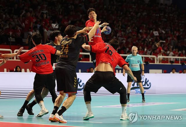 슛 시도하는 신재섭