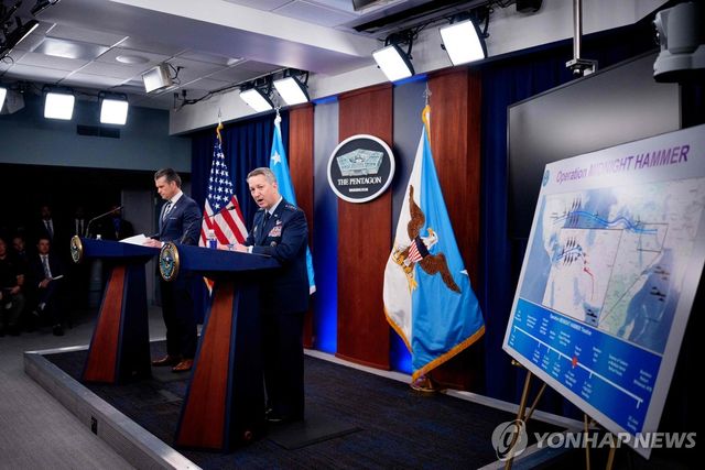 대이란 공격 개요 설명하는 미 국방장관(좌)과 합참의장