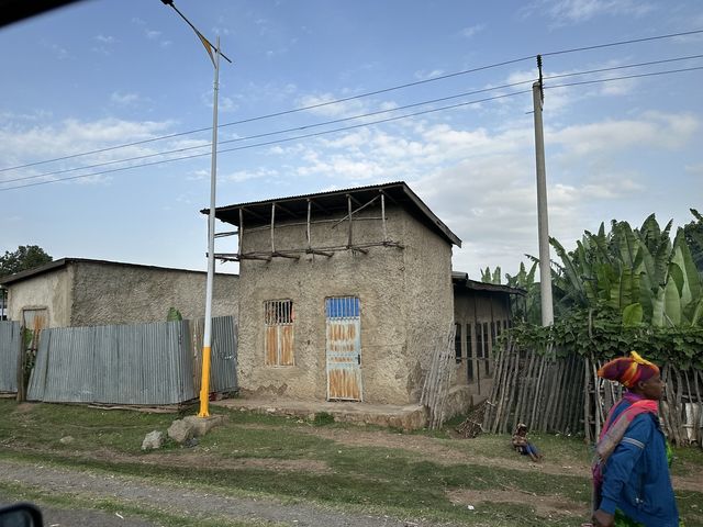 도로옆 흙으로 벽을 바른 집