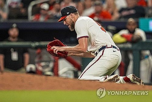 후안 소토의 땅볼 타구를 다이빙 캐치로 잡은 크리스 세일