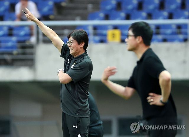 작전 지시하는 황선홍ㆍ이정효 감독