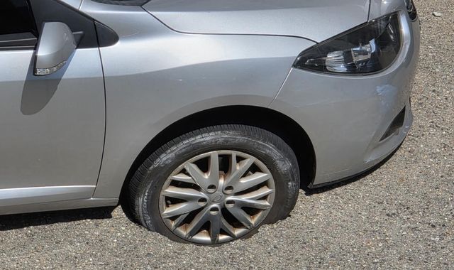 싱크홀에 바퀴 빠진 차량