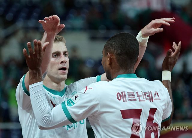 골 넣고 기뻐하는 구텍