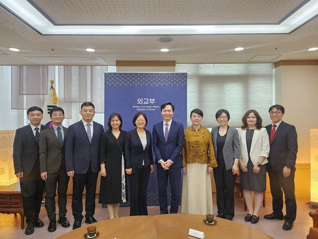 2025년 한중 미래지향 교류사업 대표단과 만난 강영신 국장