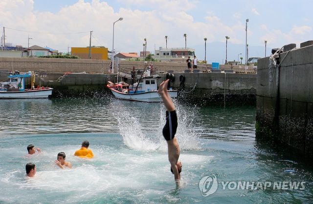 제주 바다 다이빙. 기사 내용과 직접 관련 없음