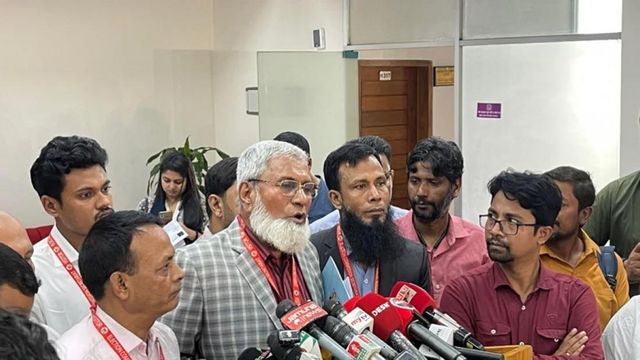 BNP 측이 22일 선관위에 고발장을 낸 뒤 기자회견 하는 모습