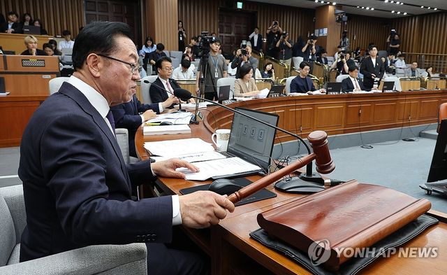 의사봉 두드리는 이종배 위원장