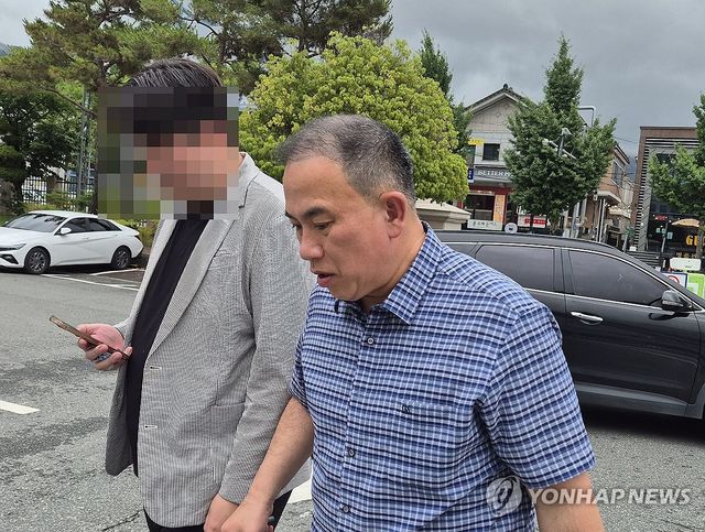 경찰 출석하는 명태균