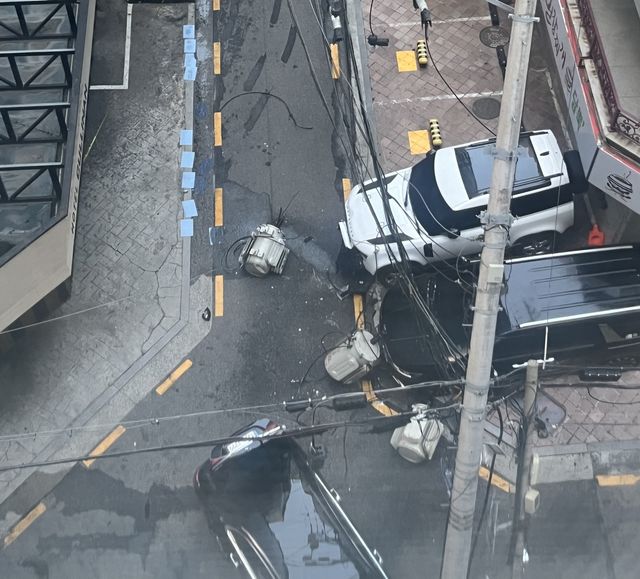 강남 대치동서 차량이 전신주 들이받아…인근 세대 정전 