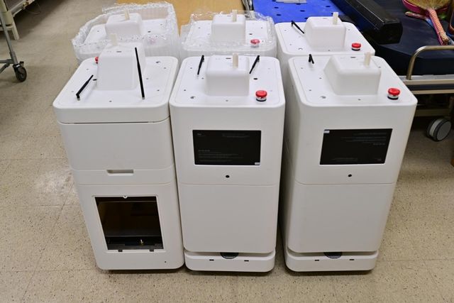 납품된 간호용 로봇