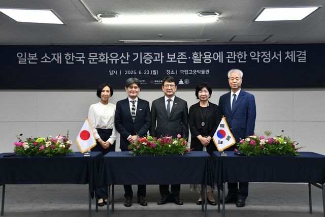 '관월당' 부재를 한국으로 정식 양도하는 기증협약식 모습 