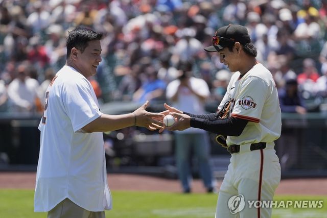 시구한 김태균 해설위원(왼쪽)과 공을 받은 이정후