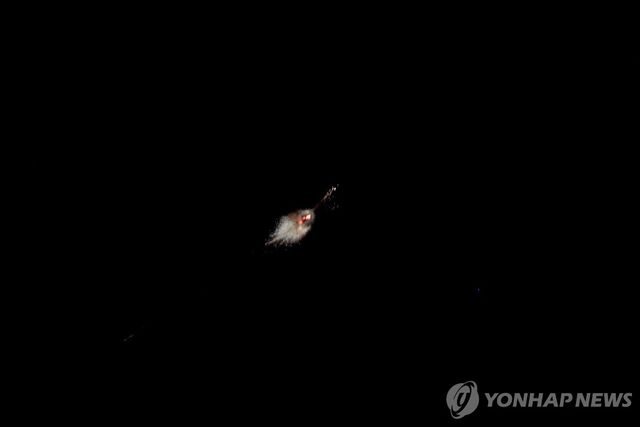 카타르 상공에서 요격되는 이란 미사일