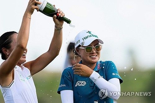 리디아 고의 샴페인 세례를 받는 이민지.