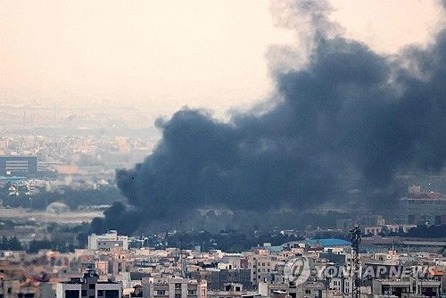 검은 연기가 치솟는 이란 수도 테헤란 