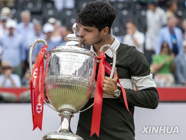 퀸스클럽 챔피언십에서 우승한 알카라스