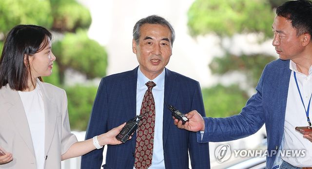 출근하는 민중기 특검