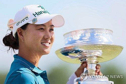 우승 트로피를 든 이민지.