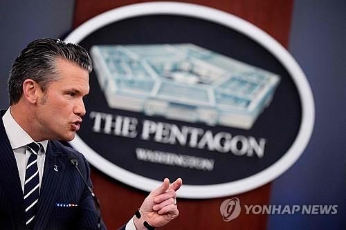 국방부 로고 앞에 선 헤그세스 미국 국방장관