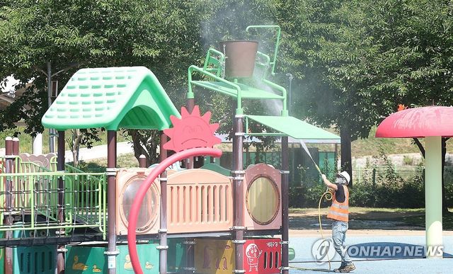 피서철 앞두고 물놀이형 놀이터 청소
