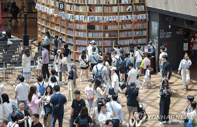 더위 피해 실내로