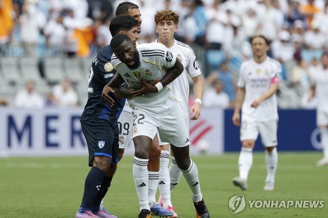 파추카 선수와 몸싸움하는 뤼디거