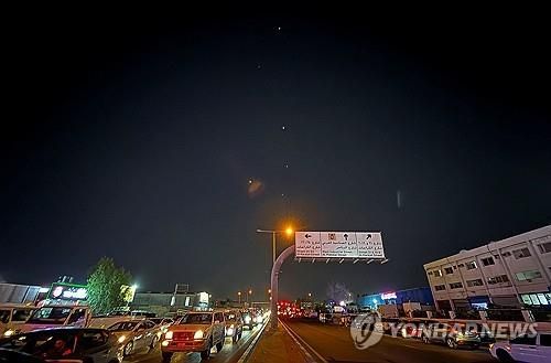 카타르 상공의 이란 미사일과 요격 발사체