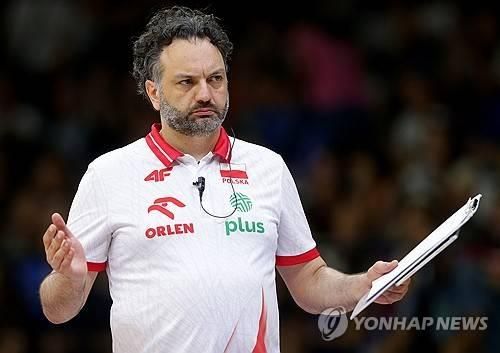 폴란드 여자배구 대표팀 사령탑인 스테파노 라바리니 감독