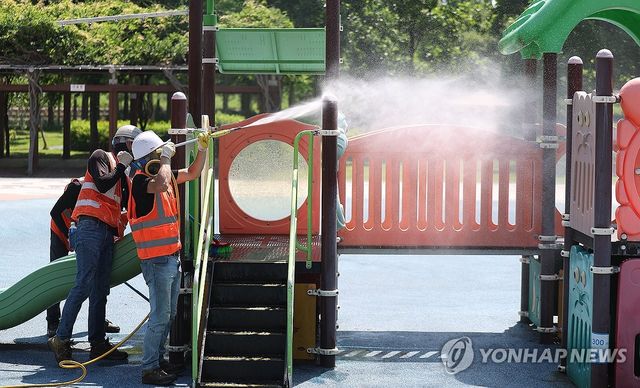 피서철 앞두고 물놀이형 놀이터 청소