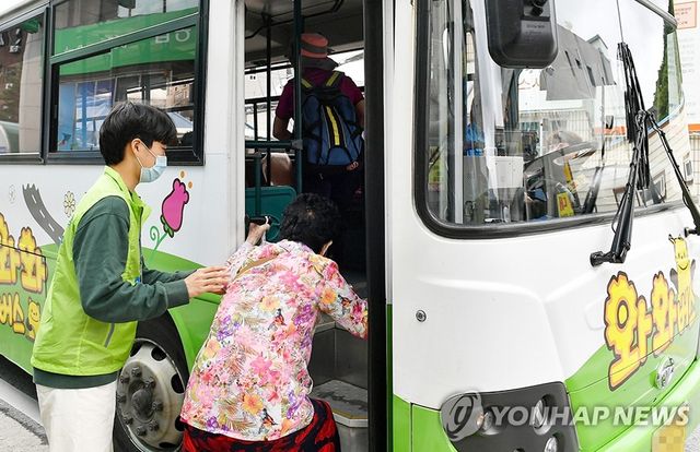 짐 들어주고 노선 안내하고…정선군 '공영버스 도우미' 눈길