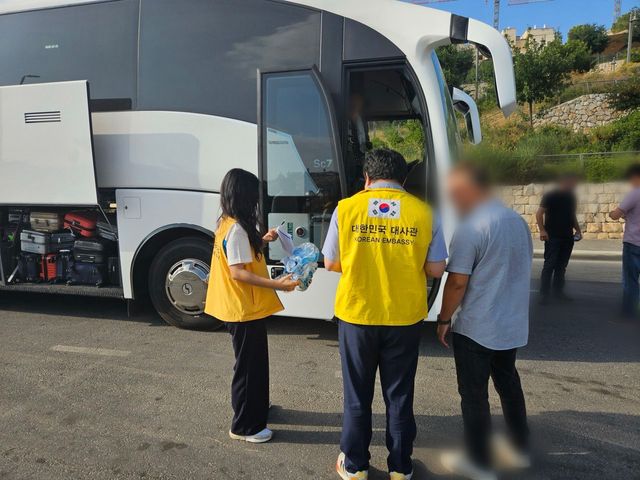 이스라엘에서 정부 지원 버스 탑승을 안내하는 정부