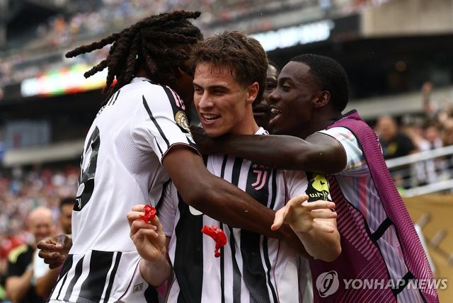 동료들과 기쁨 나누는 일디즈