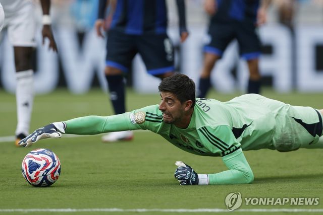 슈팅 막는 쿠르투아 