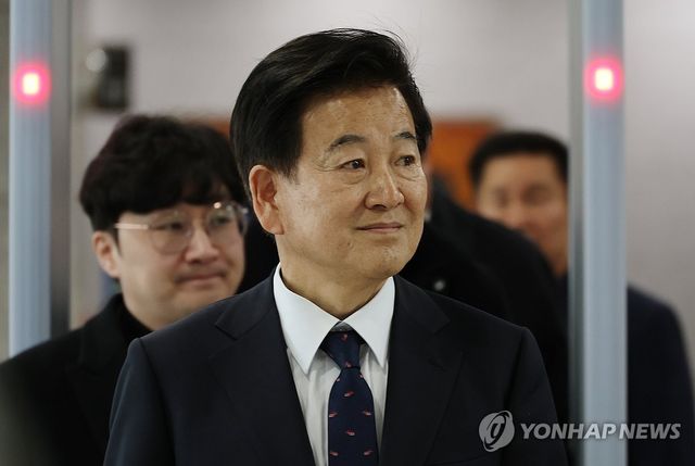 재판 마치고 나오는 정동영 의원