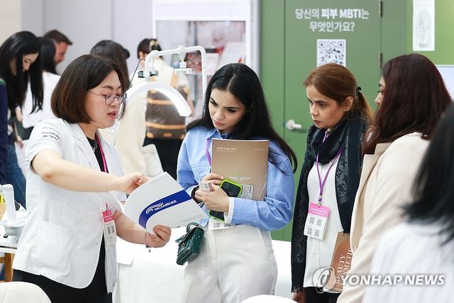 코스모뷰티서울 찾은 외국인 바이어