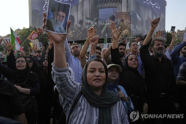 미국의 핵시설 폭격을 규탄하는 이란인들