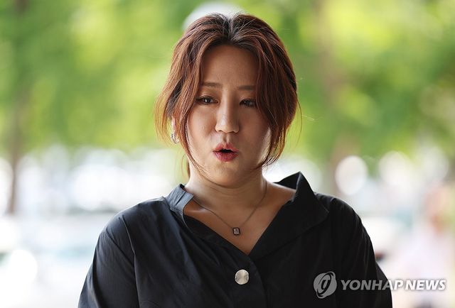 공수처 조사 전 질문에 답하는 조성은 씨