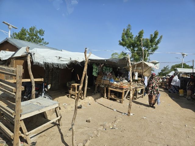 카메룬 미나와오 난민캠프에서 물건을 파는 가판대